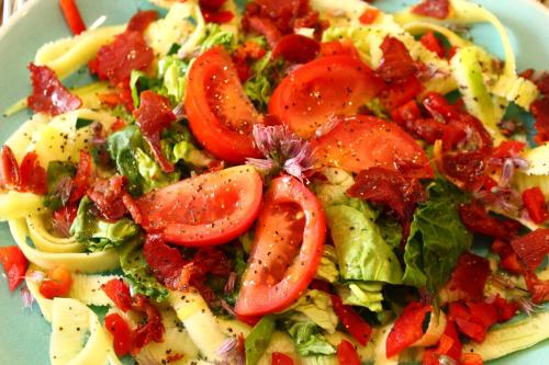 a salad with tomatoes and lettuce on a plate at Villa Marie in Courçon