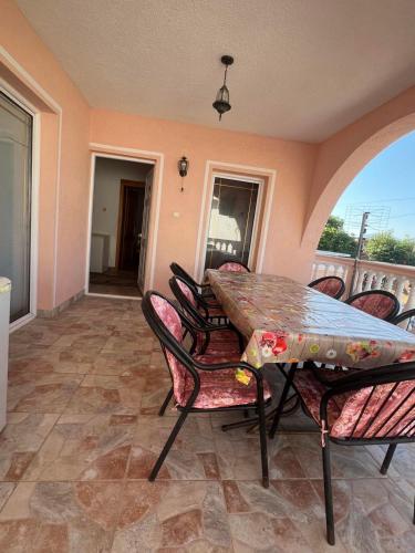 a dining room with a table and chairs at Haus Binas in Ulcinj