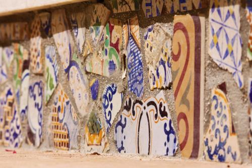 a wall filled with lots of blue and white ceramics at Timbuktu Hostel in San Vito lo Capo