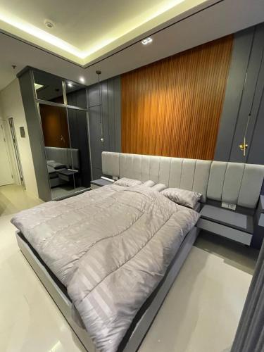 Χώρος καθιστικού στο Apartment Vittorio Wiyung 1BR Surabaya wifi smTV by ASH