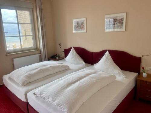 Postel nebo postele na pokoji v ubytování Strandhotel Grömitz