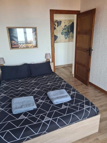 une chambre avec un lit avec deux serviettes dessus dans l'établissement Duplex with Lake Geneva view, à Saint-Gingolph