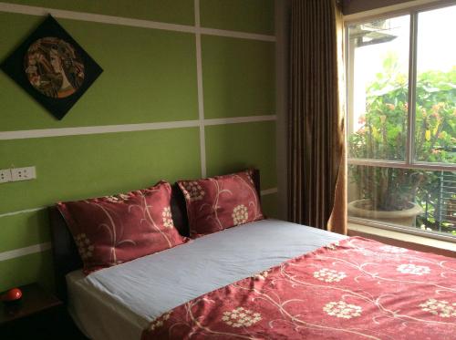 เตียงในห้องที่ Hai Duong Hotel