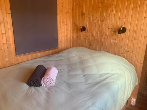 Postel nebo postele na pokoji v ubytování La Feuille - Cabane isolée avec vue sur étang, terrasse privée & pêche