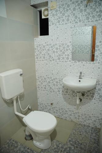 une salle de bain avec toilettes et lavabo dans l'établissement Dormer Stay, à Kozhikode