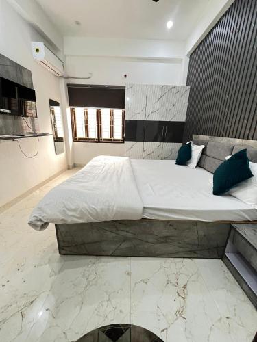 KakarmathaにあるHotel kashi vaasの大きなベッドルーム(大型ベッド1台付)