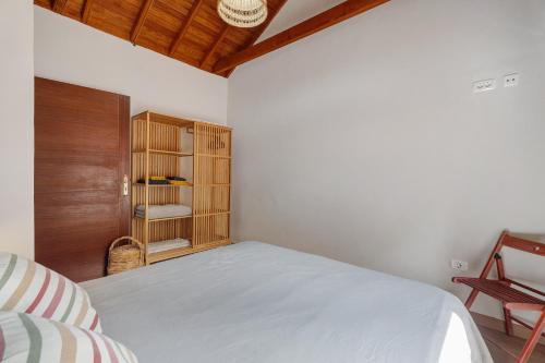 a bedroom with a bed and a wooden cabinet at Complejo Rural Pajar de Bento in Agulo