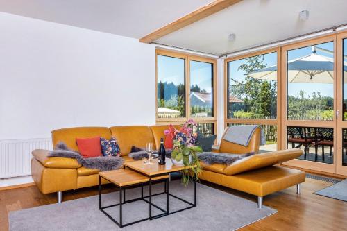 a living room with two couches and a table at Ferienwohnung Auf Dem Haldershof in Wangen im Allgäu