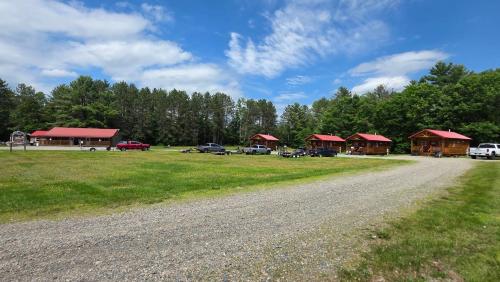 a gravel road in front of a group of cabins at Abbot Trailside Lodging in Abbot Village