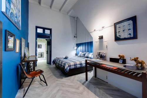 een slaapkamer met een bed en een bureau erin bij Non Inn The Barber King and Twin Rooms with Vintage Charm and Unique Design near Riverside and ICONSIAM in Bang Rak