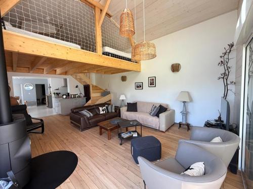 un salon avec un canapé et une table dans l'établissement Maison de charme First d'Aromm - Plages, centre ville, phare de Chassiron - Calme, jardin clos, terrasse, à Saint-Denis-dʼOléron