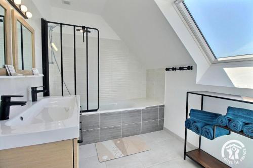 une salle de bain avec un lavabo et une baignoire dans l'établissement Ti mod kozh, à Carnac