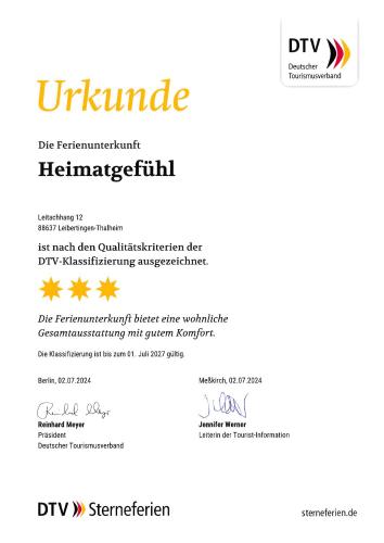 Ferienwohnung Heimatgefühl Thalheimに飾ってある許可証、賞状、看板またはその他の書類