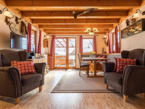 LeibertingenにあるFerienwohnung Heimatgefühl Thalheimのリビングルーム(椅子、テーブル付)、ダイニングルーム