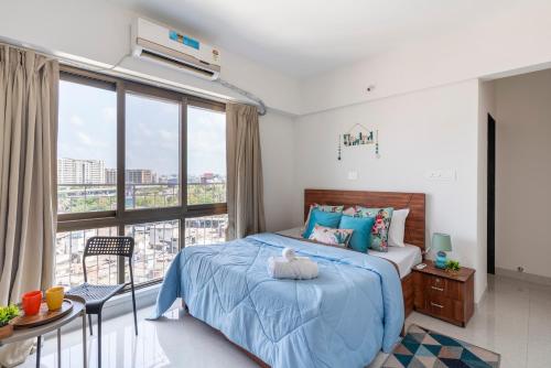 une chambre avec un lit et une grande fenêtre dans l'établissement Breezy, Bright, Upper Floor 2bhk nr BKC & Airport, à Mumbai