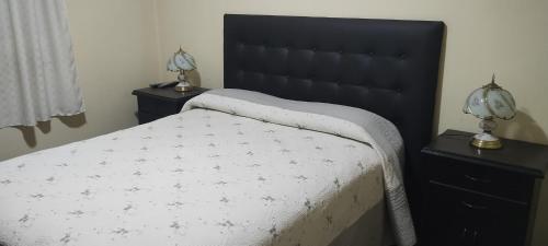 Un pat sau paturi într-o cameră la Alquilo Casa en Barrio Bombal