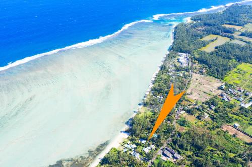 an aerial view of a beach with a yellow arrow at Villa Philibert in Riambel