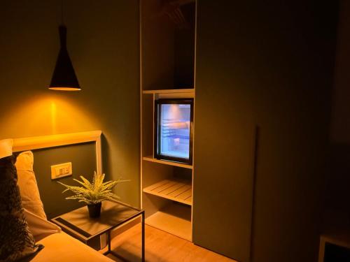 a living room with a tv and a couch at Casa Teresa Guest Rooms in Parghelia