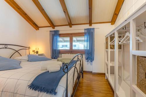 a bedroom with two beds and a bunk bed at ROMANTIC COMO HIDEAWAY with private parking and AirCon in Acquaseria