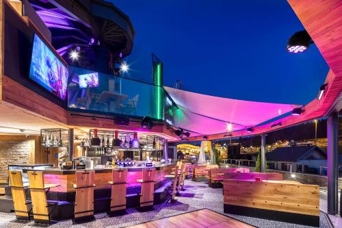a bar with purple lighting in a nightclub at Hotel Bania Thermal & Ski in Białka Tatrzanska