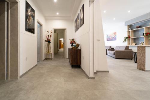 corridoio con soggiorno con divano e tavolo di Principe Umberto Luxury House a Solarino