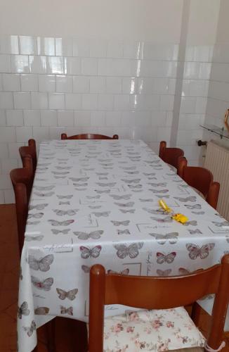 a table with a butterfly patterned table cloth on it at Villetta nel verde di Ferrara in Pontelagoscuro