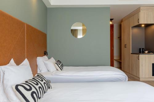 two beds sitting next to each other in a room at Shanghai Hotel Holland in Delft