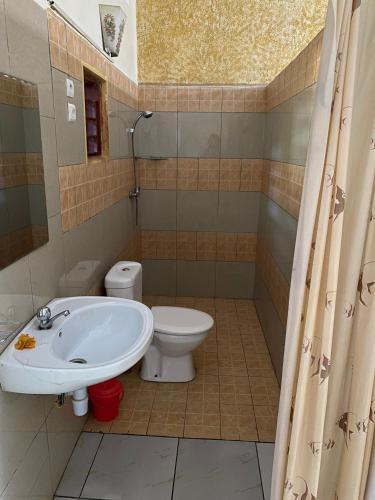 a bathroom with a toilet and a sink at Studio Ylang - Vue mer & détente à Nosy Be in Nosy Be