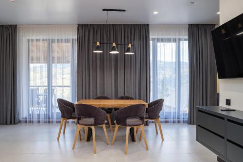 a dining room with a wooden table and chairs at Chalet 348 in Palyanytsya