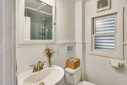 ポーツマスにあるCoastal Portsmouth Home with Bay Access Near Newportの洗面台、トイレ、窓のあるバスルーム