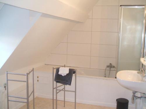 een badkamer met een wastafel en een bad bij le chaumont in Stavelot