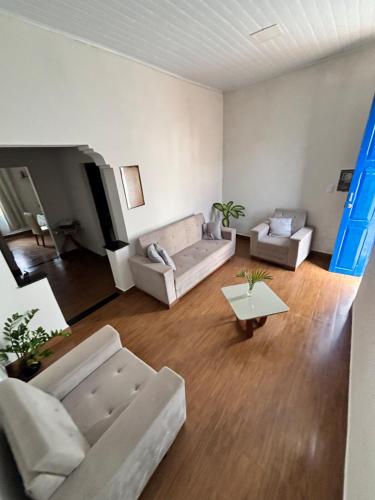 un salon avec un canapé et une table dans l'établissement Casa de temporada Girassol, à Lençóis