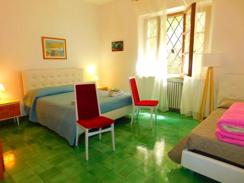 a bedroom with a bed and two chairs and a table at Villa Maria Lake View,7 minuti a piedi dal centro, parcheggio privato in Torri del Benaco
