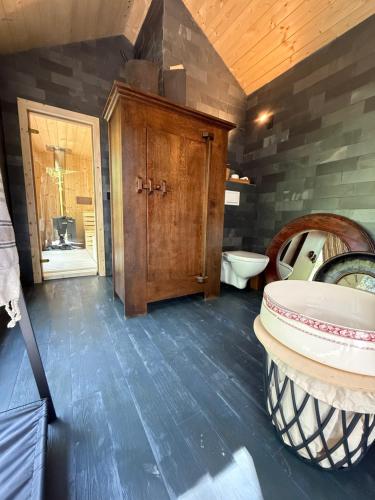 a bathroom with a sink and a toilet in a room at WieloHome in Wielogóra