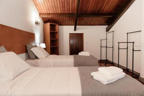 En eller flere senge i et værelse på Casa do Mar