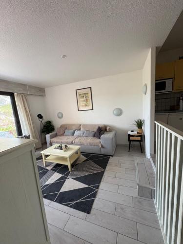 un soggiorno con un divano e un tavolo di Saint Cyprien Golf View 2 bedrooms Apartment , 900 m from the beach a Saint-Cyprien