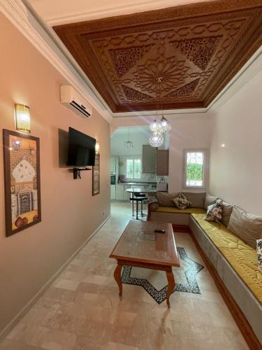Televisyen dan/atau pusat hiburan di Al kawtar Vacation apartment in Mansouria