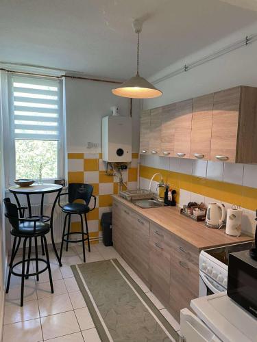 Kuchyň nebo kuchyňský kout v ubytování Digitális Detox Apartman