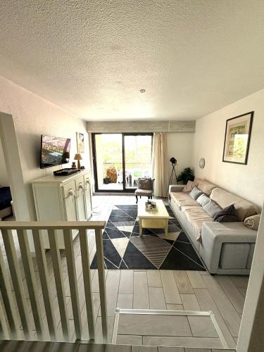 un salon avec un canapé et une table dans l'établissement Saint Cyprien Golf View 2 bedrooms Apartment , 900 m from the beach, à Saint-Cyprien