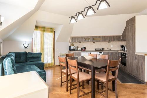 Dapur atau dapur kecil di Fantasy Apartments Saint Constantine and Helena Resort
