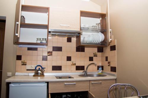 Una cocina o zona de cocina en Yuzhniy Dvorik