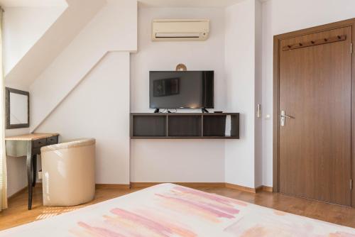 Televisyen dan/atau pusat hiburan di Fantasy Apartments Saint Constantine and Helena Resort