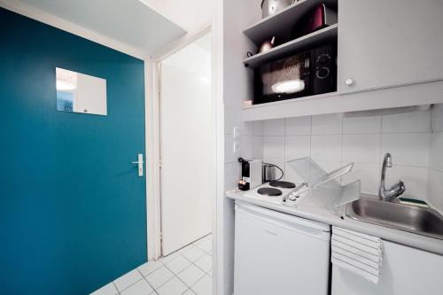 O bucătărie sau chicinetă la Le Gilibert cosy - Studio for 2 people - Quartier Perrache