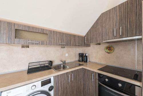 Dapur atau dapur kecil di Fantasy Apartments Saint Constantine and Helena Resort