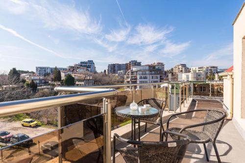 Balkoni atau teres di Fantasy Apartments Saint Constantine and Helena Resort