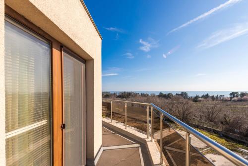 Balkoni atau teres di Fantasy Apartments Saint Constantine and Helena Resort