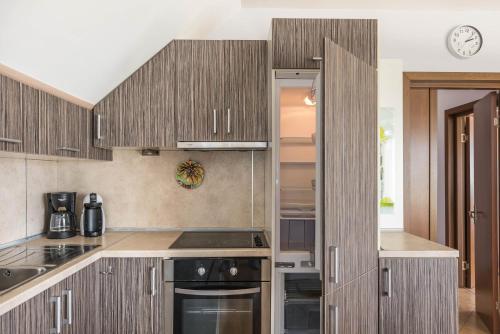 Dapur atau dapur kecil di Fantasy Apartments Saint Constantine and Helena Resort