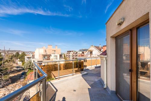 Balkoni atau teres di Fantasy Apartments Saint Constantine and Helena Resort