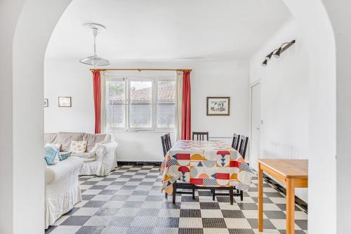 un salon avec une table et un canapé dans l'établissement Maison Escapade au Lac, à Lacanau