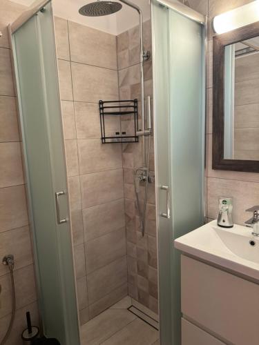 un bagno con doccia e lavandino di Pythaïs Hotel a Pythagóreion